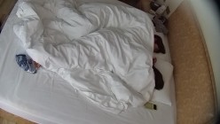 情趣酒店 小夫妻先在被窝里弄几下 第二炮男人火力全开 美女也全力配合 女上体位插到底 有爽到 截图2