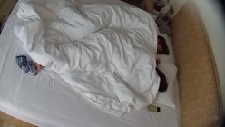 情趣酒店 小夫妻先在被窝里弄几下 第二炮男人火力全开 美女也全力配合 女上体位插到底 有爽到 截图3