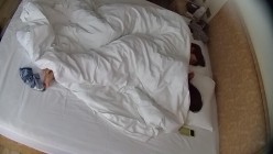 情趣酒店 小夫妻先在被窝里弄几下 第二炮男人火力全开 美女也全力配合 女上体位插到底 有爽到 截图5