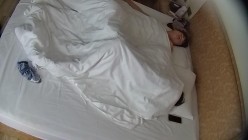 情趣酒店 小夫妻先在被窝里弄几下 第二炮男人火力全开 美女也全力配合 女上体位插到底 有爽到 截图9