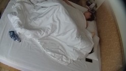 情趣酒店 小夫妻先在被窝里弄几下 第二炮男人火力全开 美女也全力配合 女上体位插到底 有爽到 截图10