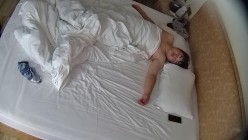 情趣酒店 小夫妻先在被窝里弄几下 第二炮男人火力全开 美女也全力配合 女上体位插到底 有爽到 截图11