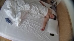 情趣酒店 小夫妻先在被窝里弄几下 第二炮男人火力全开 美女也全力配合 女上体位插到底 有爽到 截图12