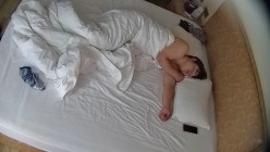情趣酒店 小夫妻先在被窝里弄几下 第二炮男人火力全开 美女也全力配合 女上体位插到底 有爽到 截图13