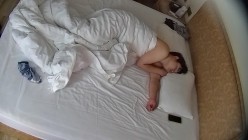 情趣酒店 小夫妻先在被窝里弄几下 第二炮男人火力全开 美女也全力配合 女上体位插到底 有爽到 截图14