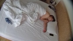 情趣酒店 小夫妻先在被窝里弄几下 第二炮男人火力全开 美女也全力配合 女上体位插到底 有爽到 截图15