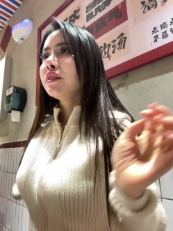 ️逆天户外主播【qingqing-ss】高颜值长腿丝袜、公园、商场餐厅大胆当着路人面裸露自慰 截图2