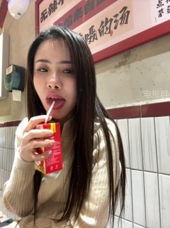 ️逆天户外主播【qingqing-ss】高颜值长腿丝袜、公园、商场餐厅大胆当着路人面裸露自慰 截图4