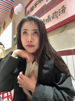 ️逆天户外主播【qingqing-ss】高颜值长腿丝袜、公园、商场餐厅大胆当着路人面裸露自慰 截图8