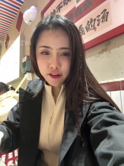 ️逆天户外主播【qingqing-ss】高颜值长腿丝袜、公园、商场餐厅大胆当着路人面裸露自慰 截图11