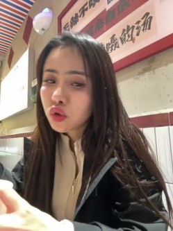️逆天户外主播【qingqing-ss】高颜值长腿丝袜、公园、商场餐厅大胆当着路人面裸露自慰 截图13