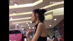地铁商场贴身极限偸拍数位小姐姐裙内碰到几位超骚的反差婊不穿内裤真空露逼出门以为裙子长就没事了 截图2