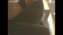 地铁商场贴身极限偸拍数位小姐姐裙内碰到几位超骚的反差婊不穿内裤真空露逼出门以为裙子长就没事了 截图14