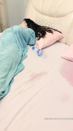 【00年喷水小水娃】这么漂亮的小美女，天赋异禀小穴爱喷水，湿了一床，男友啪啪后入超诱惑 截图10