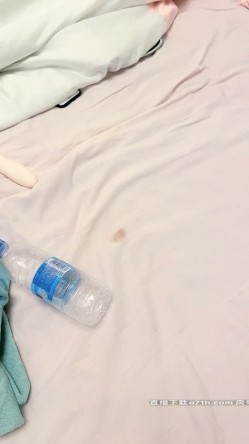 【00年喷水小水娃】这么漂亮的小美女，天赋异禀小穴爱喷水，湿了一床，男友啪啪后入超诱惑 截图16