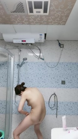 超骚的御姐少妇水真多，让鲜肉小哥抠逼玩弄自己拿道具抽插冒白浆，叫的好骚口交大鸡巴后入爆干表情真骚刺激 截图15
