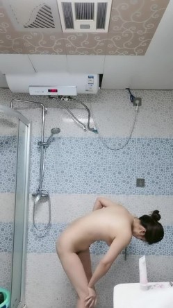 超骚的御姐少妇水真多，让鲜肉小哥抠逼玩弄自己拿道具抽插冒白浆，叫的好骚口交大鸡巴后入爆干表情真骚刺激 截图16
