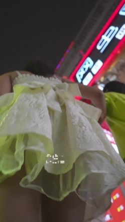 大神尾随偷拍·短裙小姐姐 便利店买内裤没穿上就被抄底下面干净一线鲍 截图2