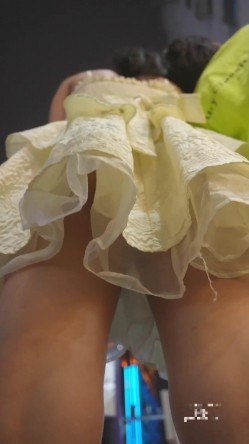 大神尾随偷拍·短裙小姐姐 便利店买内裤没穿上就被抄底下面干净一线鲍 截图4