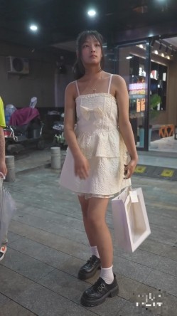 大神尾随偷拍·短裙小姐姐 便利店买内裤没穿上就被抄底下面干净一线鲍 截图5