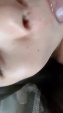 漂亮美眉 小懒猪起床吃早餐了 吃的饱饱的一天有精神 这么好的精华怎么能浪费 当然棒棒也要用嘴清理干净 截图11