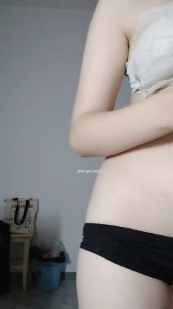 女神极品首秀！【榨汁姬】，这么漂亮的女神终于下海了，纯天然脸蛋，没想到小穴也美，一线天又肥又粉，硬了 截图4