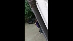 【网爆门事件】某大学大二学生墙角打野战,上演活春宫照 截图5