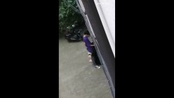 【网爆门事件】某大学大二学生墙角打野战,上演活春宫照 截图7
