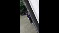 【网爆门事件】某大学大二学生墙角打野战,上演活春宫照 截图9