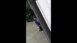 【网爆门事件】某大学大二学生墙角打野战,上演活春宫照 截图12