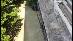 【网爆门事件】某大学大二学生墙角打野战,上演活春宫照 截图13