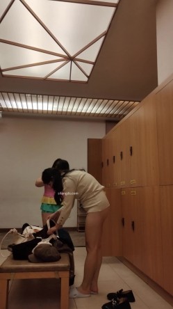 【会所偷拍温泉篇】凹凸有致的极品眼镜御姐绝美身材脱了内衣好大的胸 截图6