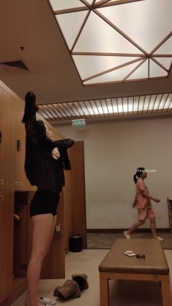 【会所偷拍温泉篇】凹凸有致的极品眼镜御姐绝美身材脱了内衣好大的胸 截图15