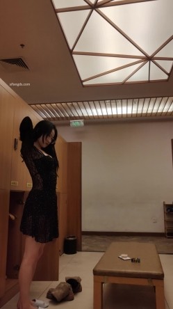 【会所偷拍温泉篇】凹凸有致的极品眼镜御姐绝美身材脱了内衣好大的胸 截图16