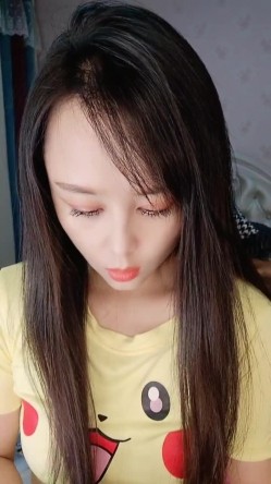 【水妹】颜值不错的妹子扳开小穴特写里面肉肉 大道具抽插骚逼白浆直流 截图2