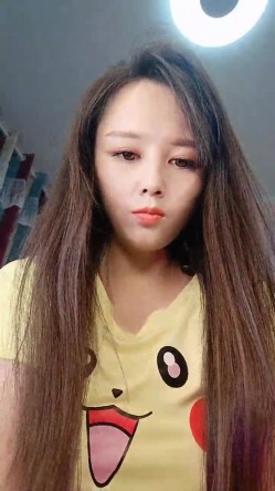 【水妹】颜值不错的妹子扳开小穴特写里面肉肉 大道具抽插骚逼白浆直流 截图3
