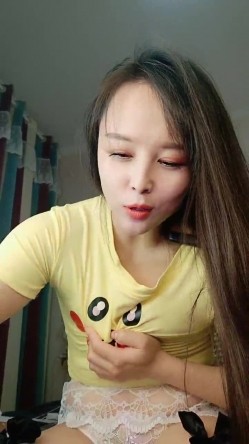 【水妹】颜值不错的妹子扳开小穴特写里面肉肉 大道具抽插骚逼白浆直流 截图4