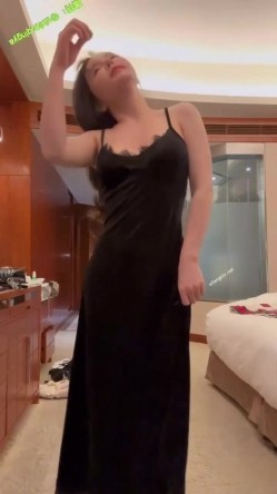 秀人网白金会员福利 ️喷血角度！网红模特【艾小青】酒店卖弄骚姿脱衣舞自慰出白浆 截图1
