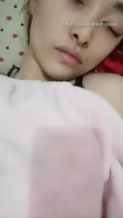 国产良家夫妻居家自拍，【太平公主】极品小少妇，肤白貌美，家中跟老公睡意朦胧中来一炮，娇喘悦耳动听撸管必备 截图1