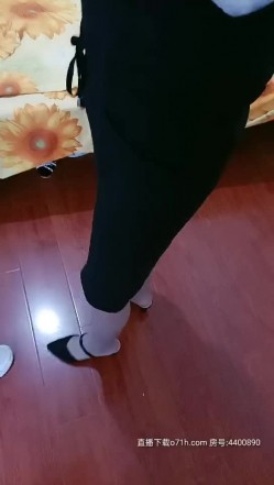 渣男玩弄良家少妇一起3P，扒光小少妇让她给口交好害羞不敢露脸，在床上各种抽插展示骚逼，摄影师不断揩油2 截图1