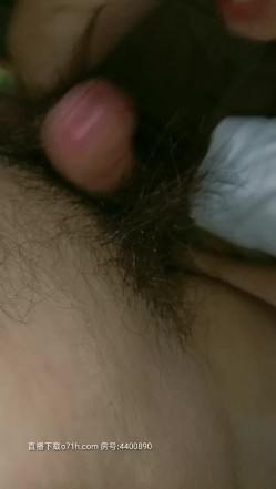 渣男玩弄良家少妇一起3P，扒光小少妇让她给口交好害羞不敢露脸，在床上各种抽插展示骚逼，摄影师不断揩油2 截图14
