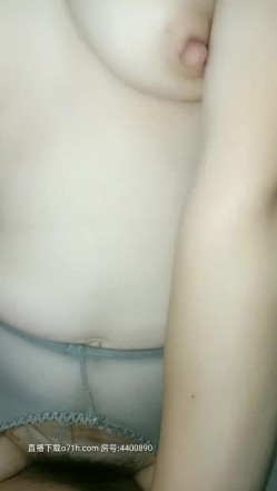 渣男玩弄良家少妇一起3P，扒光小少妇让她给口交好害羞不敢露脸，在床上各种抽插展示骚逼，摄影师不断揩油2 截图15
