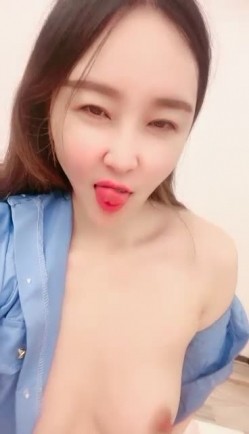 颜值不错的小少妇全程露脸制服诱惑，给大哥口交大鸡巴让大哥压在身下爆草抽插，揉着骚奶子每次都插到底刺激 截图1
