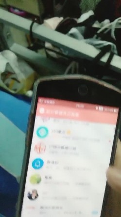 天然巨乳K罩杯美少女，两只大奶子赤裸在宿舍摇奶，和网友聊悄心话，想玩我的波波吗，我奶子砸你脸上 绝对甩晕啦,惊现QQ号！ 截图2