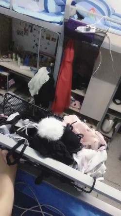 天然巨乳K罩杯美少女，两只大奶子赤裸在宿舍摇奶，和网友聊悄心话，想玩我的波波吗，我奶子砸你脸上 绝对甩晕啦,惊现QQ号！ 截图6