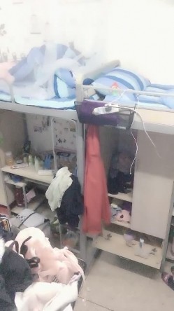 天然巨乳K罩杯美少女，两只大奶子赤裸在宿舍摇奶，和网友聊悄心话，想玩我的波波吗，我奶子砸你脸上 绝对甩晕啦,惊现QQ号！ 截图7