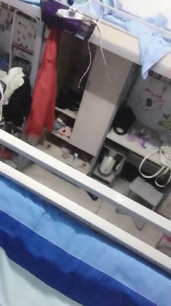 天然巨乳K罩杯美少女，两只大奶子赤裸在宿舍摇奶，和网友聊悄心话，想玩我的波波吗，我奶子砸你脸上 绝对甩晕啦,惊现QQ号！ 截图16