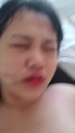 颜射让她吃下去，只是我的一个储精盘罢了，是哥哥的骚母狗，哥哥，你拍了视频不能发出去哦！ 截图1