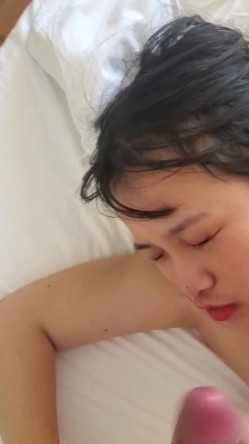 颜射让她吃下去，只是我的一个储精盘罢了，是哥哥的骚母狗，哥哥，你拍了视频不能发出去哦！ 截图8