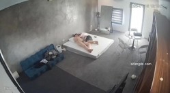 黑客破解家庭网络摄像头偷拍住毛坯房的年轻情侣疯狂做爱有时一天做爱几次 截图13